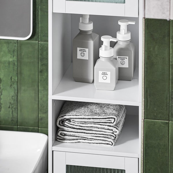 Regal im Badezimmer mit Waschmittel, Weichspüler, Spülmittel und Handtüchern