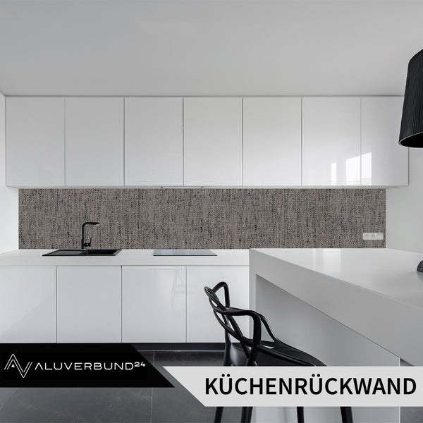 Moderne Kuechenrueckwand mit textiler Struktur in einer hellen Kueche mit weissen Hochglanzfronten und schwarzer Spuele von Aluverbund24.