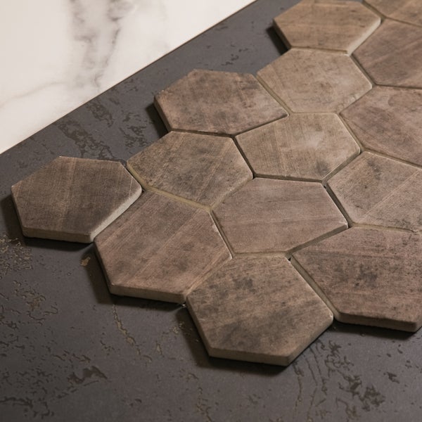 Sechseckige Mosaikfliesen auf einer Oberfläche