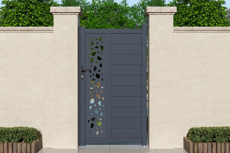 Modernes Gartentor aus Aluminium in Anthrazit mit dekorativem Lochmuster, montiert zwischen zwei hellen Steinpfeilern.