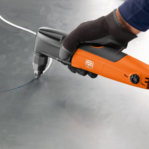 Eine Hand in einem Arbeitshandschuh führt einen orange-schwarzen Fein Nager mit Fein Logo beim Schneiden einer Kurve in ein Metallblech.