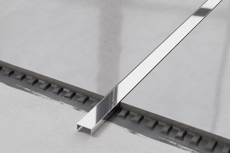 Bodenebene Dusche mit Entwässerungsrinne aus Metall