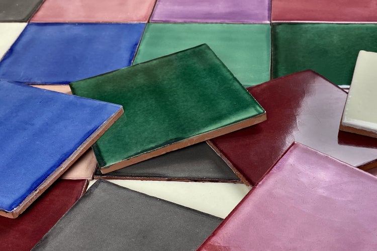 Quadratische Keramikfliesen in verschiedenen Farben