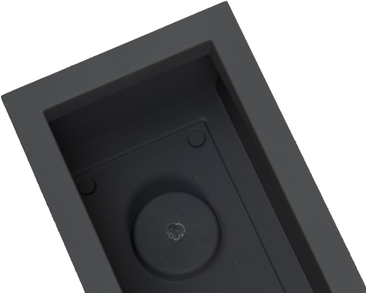 Offener Stahlschrank mit mehreren Regalböden