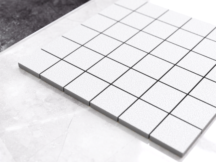 Quadratische Mosaikfliesen mit einer strukturierten Oberfläche.
