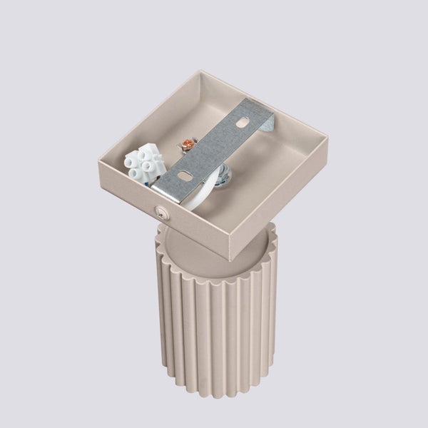 Deckenleuchte mit Montagezubehör