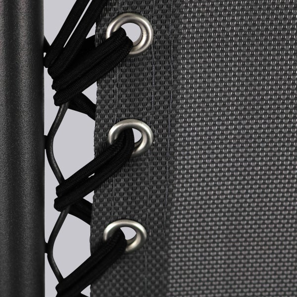 Detail der elastischen Schnürung einer Gartenliege mit Metallösen und Textilgewebe.