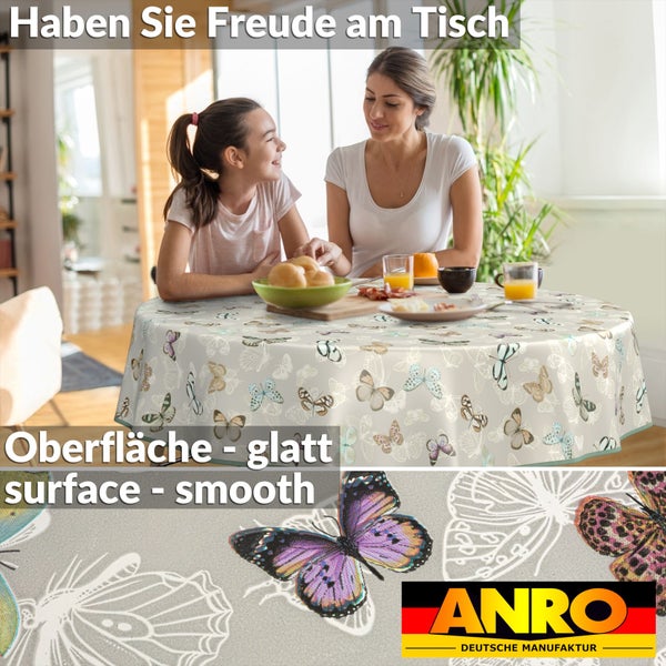 Tischdecke mit Schmetterlingsmuster auf einem Esstisch mit zwei Personen und Speisen
