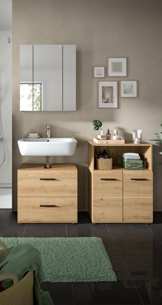 Modernes Badmöbel-Set: weißes Waschbecken, Unterschrank und Beischrank in Eichenoptik sowie ein dreiteiliger Spiegelschrank.
