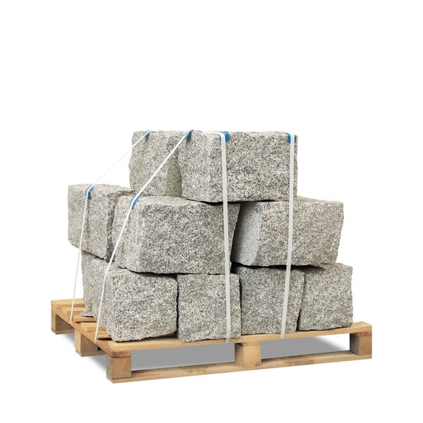 Gestapelte Granitsteine auf einer Holzpalette, gesichert mit Umreifungsbändern.