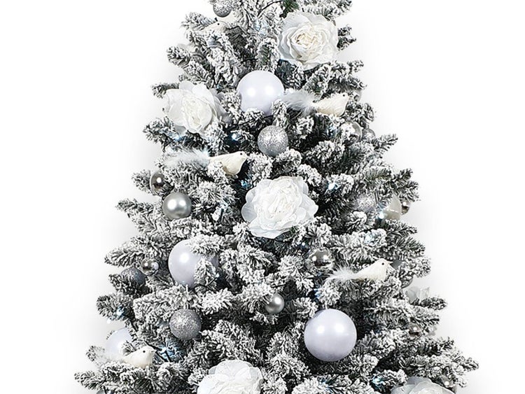 Künstlicher Weihnachtsbaum mit künstlichem Schnee, dekoriert mit Blumen, Kugeln und kleinen Vögeln als festlicher Weihnachtsschmuck.