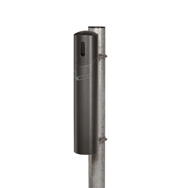 Zylindrischer Rohrascher aus Metall zur Befestigung an Pfosten mit Einwurföffnung und Zigarettensymbol.