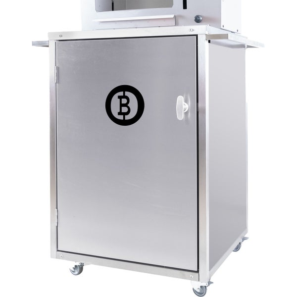 Schrank aus Metall mit Bitcoin Symbol