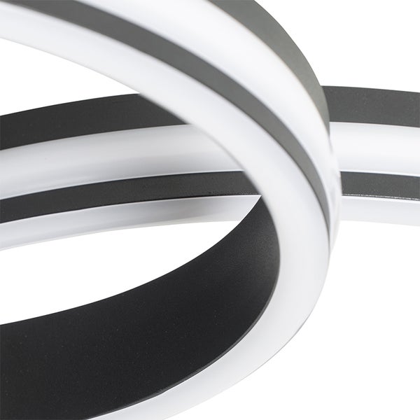 Detailansicht einer Deckenleuchte mit geschwungenen Elementen