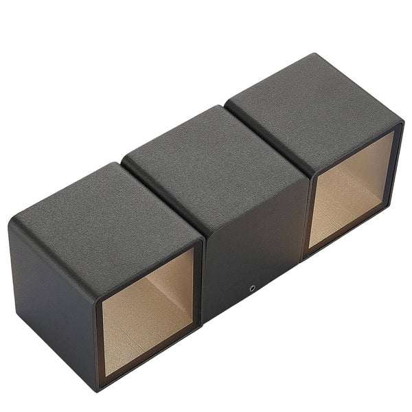 Dreiflammige Wandleuchte in Würfelform aus Metall in Anthrazit mit goldfarbener Innenseite.