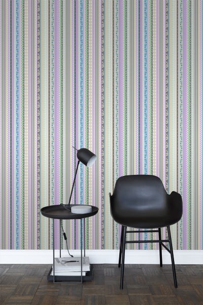 Raumansicht mit gemusterter Tapete, Lampe, Beistelltisch und Stuhl