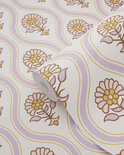 Tapetenrolle mit Blumenmuster und gewellten Linien