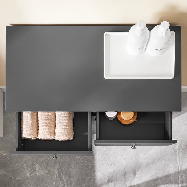 Badezimmermöbel mit Handtüchern und Badutensilien in offenen Schubladen