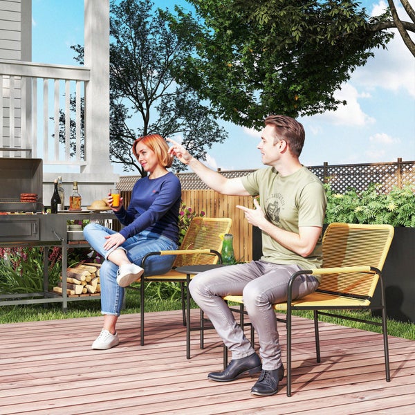 Szene im Freien mit einem Paar auf Sesseln, Grill und Gartenelementen