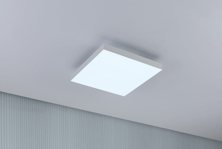 Quadratisches LED-Panel als Deckenleuchte an einer Decke montiert.