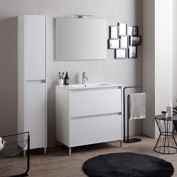 Modernes, helles Badezimmer mit weißem Waschtischunterschrank mit zwei Schubladen, passendem Hochschrank und großem Spiegel mit Beleuchtung.