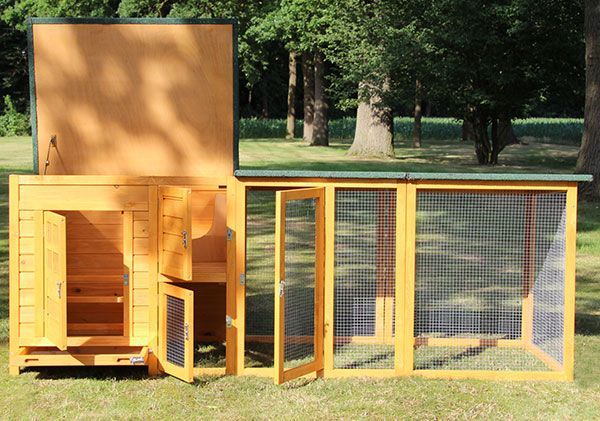 Hühnerstall oder Kleintierstall aus Holz mit integriertem Auslaufgehege und aufklappbarem Dach.