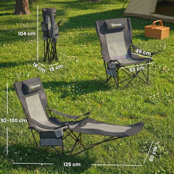 Faltbarer Outsunny Campingstuhl mit verstellbarer Rückenlehne und Fußstütze inklusive Maßen auf einer Wiese.