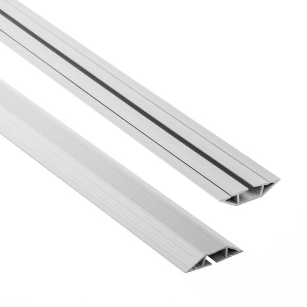 Zwei flache Aluminium Kabelkanäle als Bodenprofil zur Kabelabdeckung.