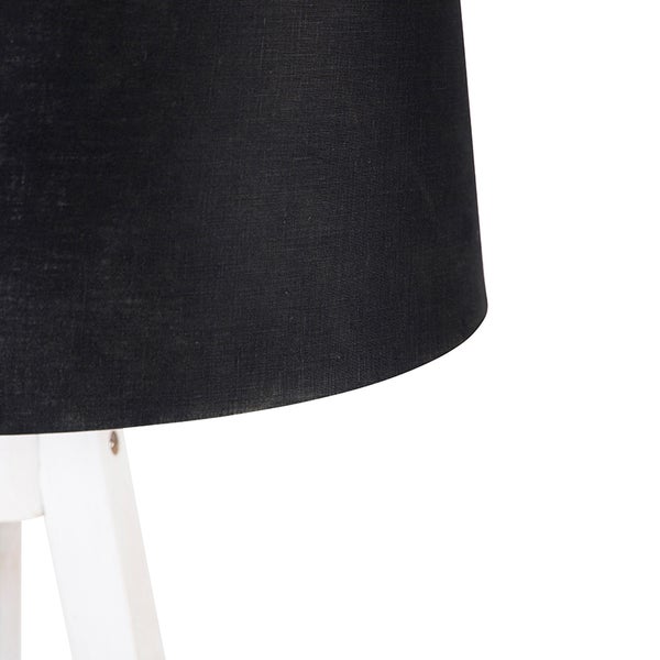 Detailaufnahme einer Stehlampe mit schwarzem Lampenschirm