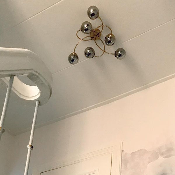 Deckenleuchte mit sechs Leuchten in Form von Kugeln