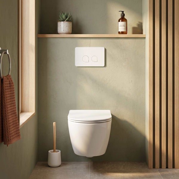 Wandhänge WC mit weißer Betätigungsplatte in einem Badezimmer mit Holzdekor Elementen.