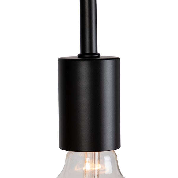 Detail einer Pendelleuchte mit schwarzer Aufhängung und Glühbirne