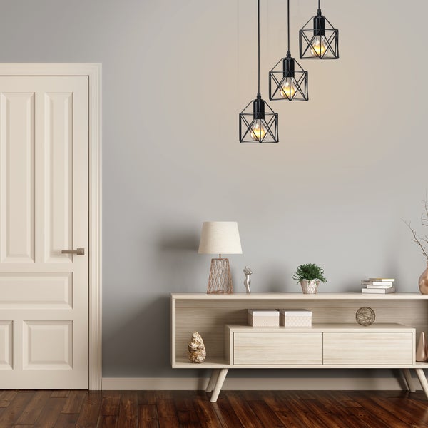 Raumszene mit drei Pendelleuchten mit geometrischen Lampenschirmen, Kommode, Tischlampe und Tür.