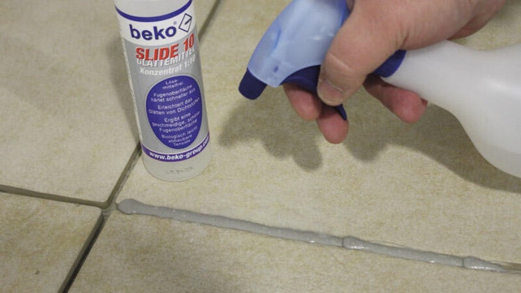 Anwendung von Beko Slide 10 Fugenmittel auf Fliesenfugen