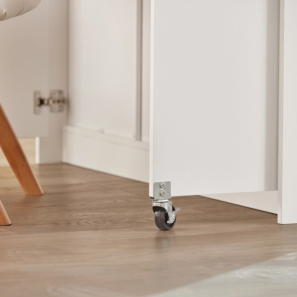 Detailansicht einer Möbelrolle an einem Schrankelement