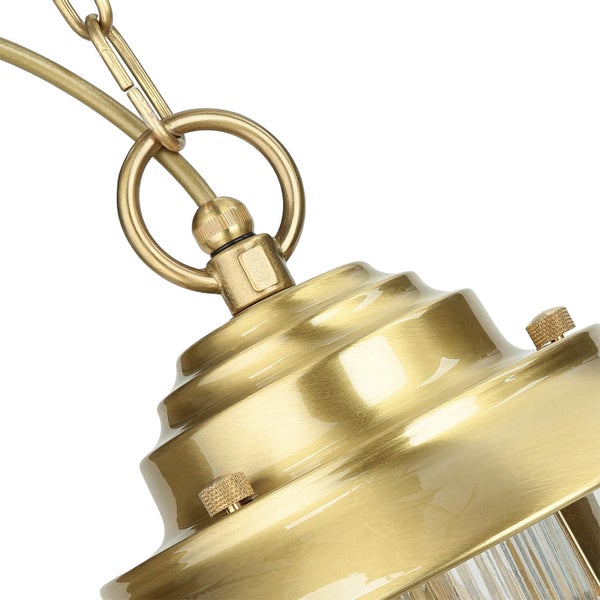 Detail einer goldenen Hängelampe mit Kette