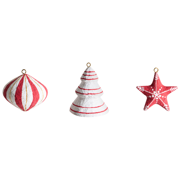Weihnachtsanhänger aus Pappmaché in Rot und Weiß, Set bestehend aus Kugel, Tannenbaum und Stern mit Aufhänger.