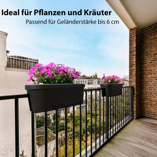 Zwei schwarze Balkonkästen mit Blumen auf einem Balkongeländer.