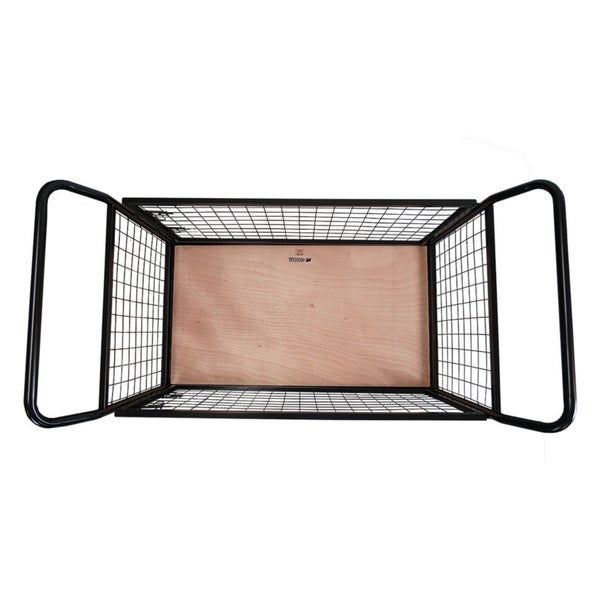 Drahtkorb mit Holzplatte