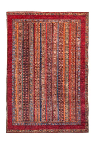 Rechteckiger Teppich mit vertikalem Streifenmuster in Rot, Orange und Blau mit traditionellen geometrischen Ornamenten.