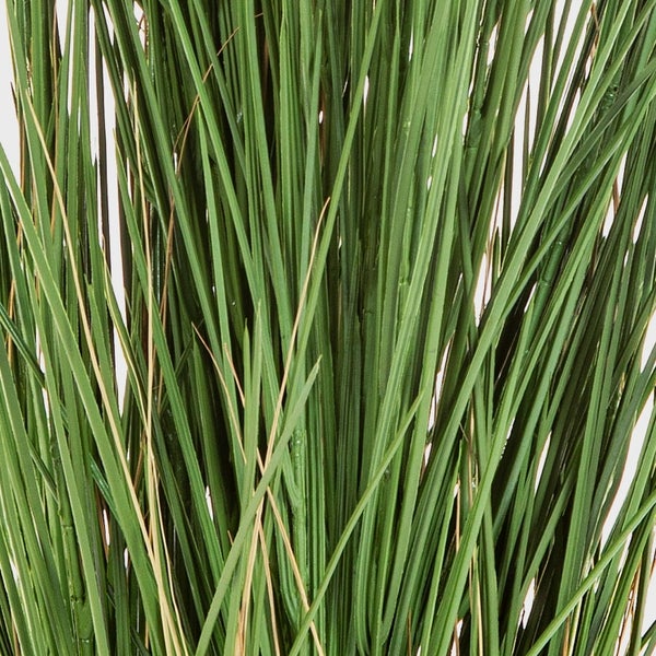 Detailaufnahme von künstlichem Gras mit dichten grünen Halmen.