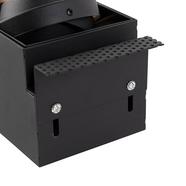 Schwarzes Einbaugehäuse für Spotstrahler mit verstellbarer Montagehalterung und Lochblech-Element.