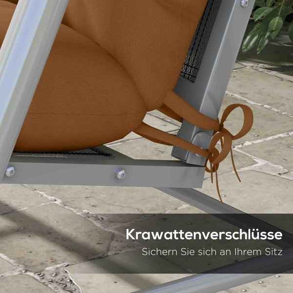 Detailansicht einer Befestigung mit Bindebändern an einem Gartenmöbelstück mit Metallrahmen.