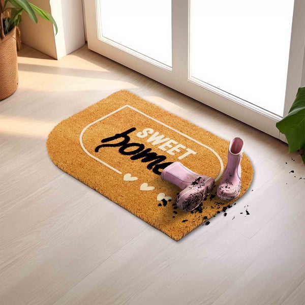 Fußmatte mit dem Schriftzug Sweet Home und Gummistiefeln