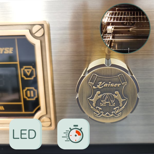 Detailansicht eines Kaiser Backofens mit Drehknopf und LED Anzeige sowie integriertem Drehspieß im Innenraum für präzises Braten.
