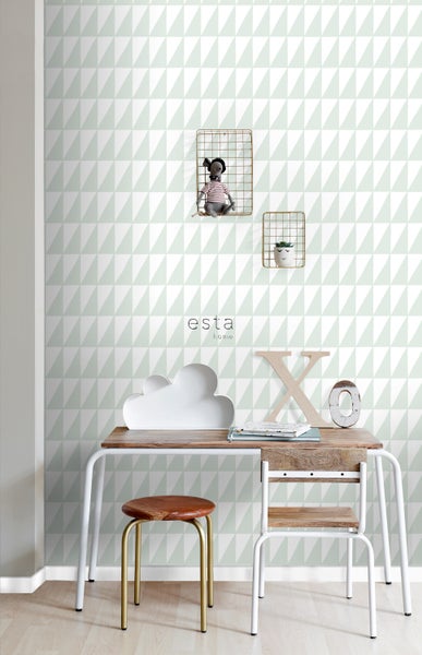 Dekoriertes Zimmer mit Esta Home Tapete mit Dreiecksmuster