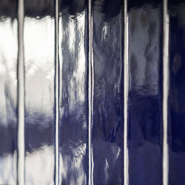 Glänzende Wandfliesen in Stäbchenoptik mit strukturierter Oberfläche für den Innenbereich