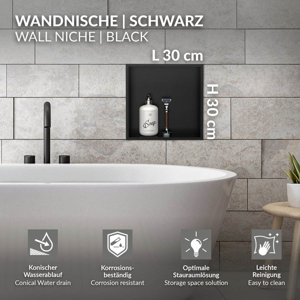 Schwarze Wandnische 30 mal 30 Zentimeter in gefliester Badezimmerwand über der Badewanne, korrosionsbeständig, leicht zu reinigen mit Stauraumlösung.