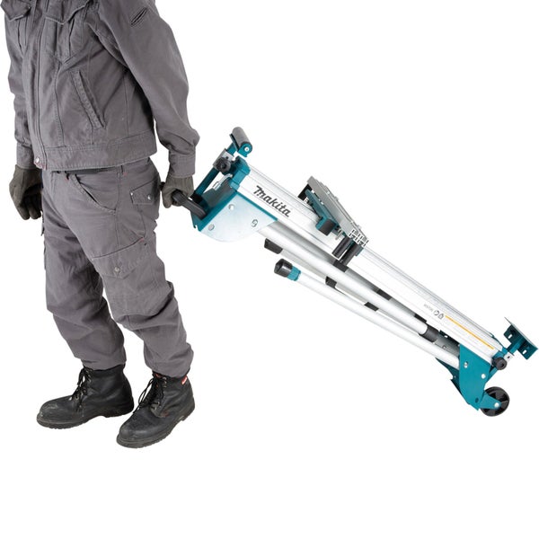 Makita Sägetisch im zusammengeklappten Zustand, transportiert von einer Person