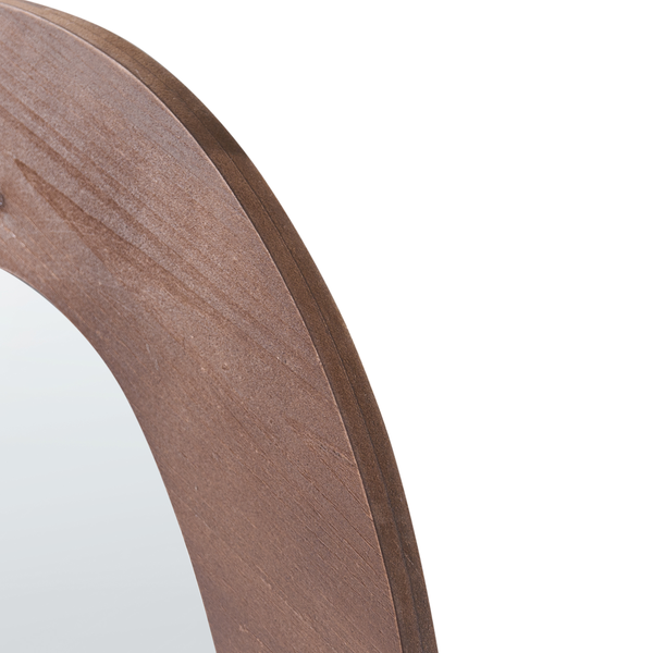 Detailansicht eines gebogenen Holzrahmens mit sichtbarer Maserung.